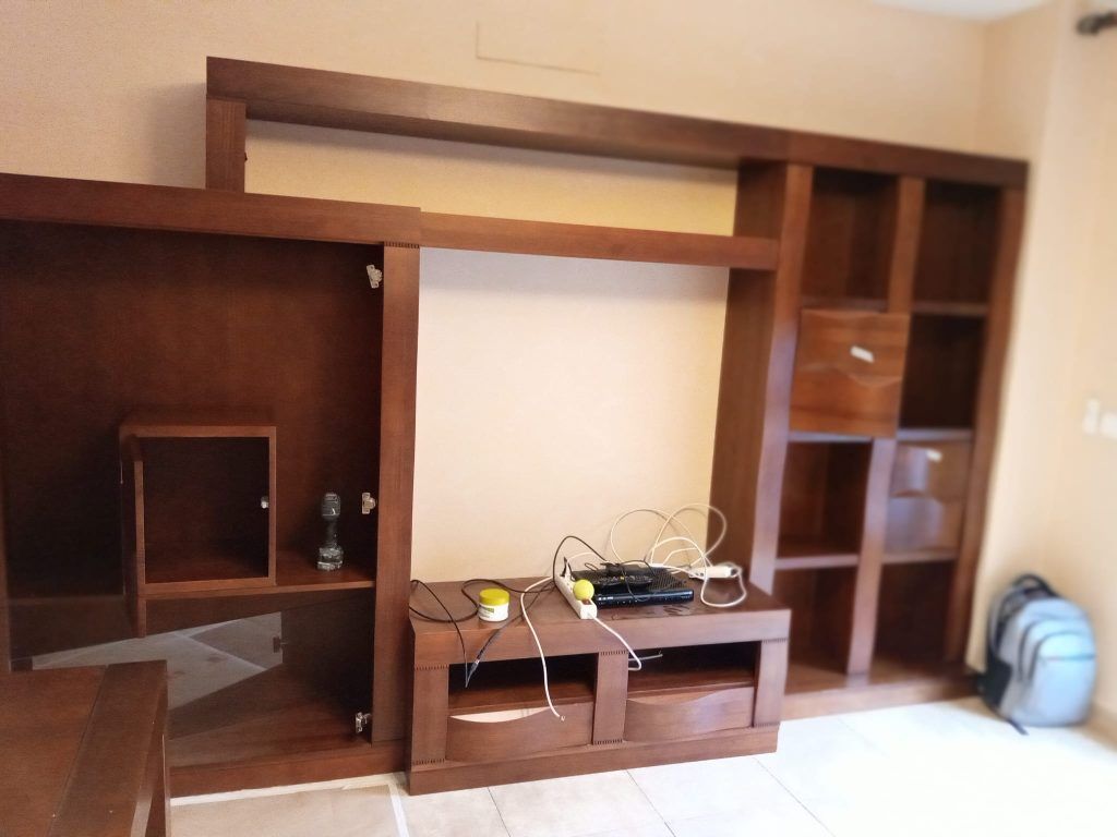 Mueble de salón antes de lacar, en madera oscura