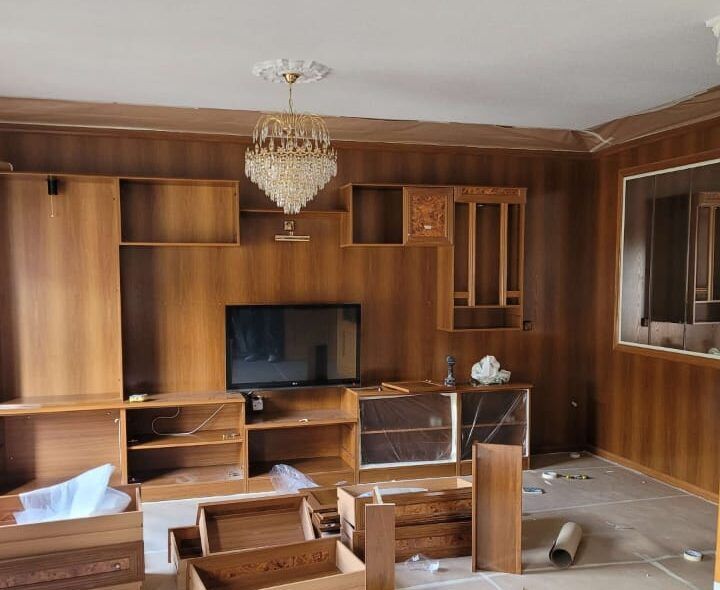 Mueble de salón de madera antes del lacado