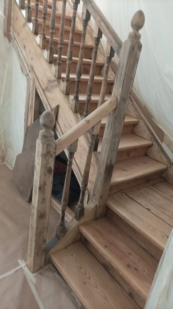 Escalera de madera antes del lacado