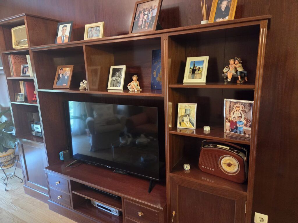 Librería de madera oscura antes del lacado