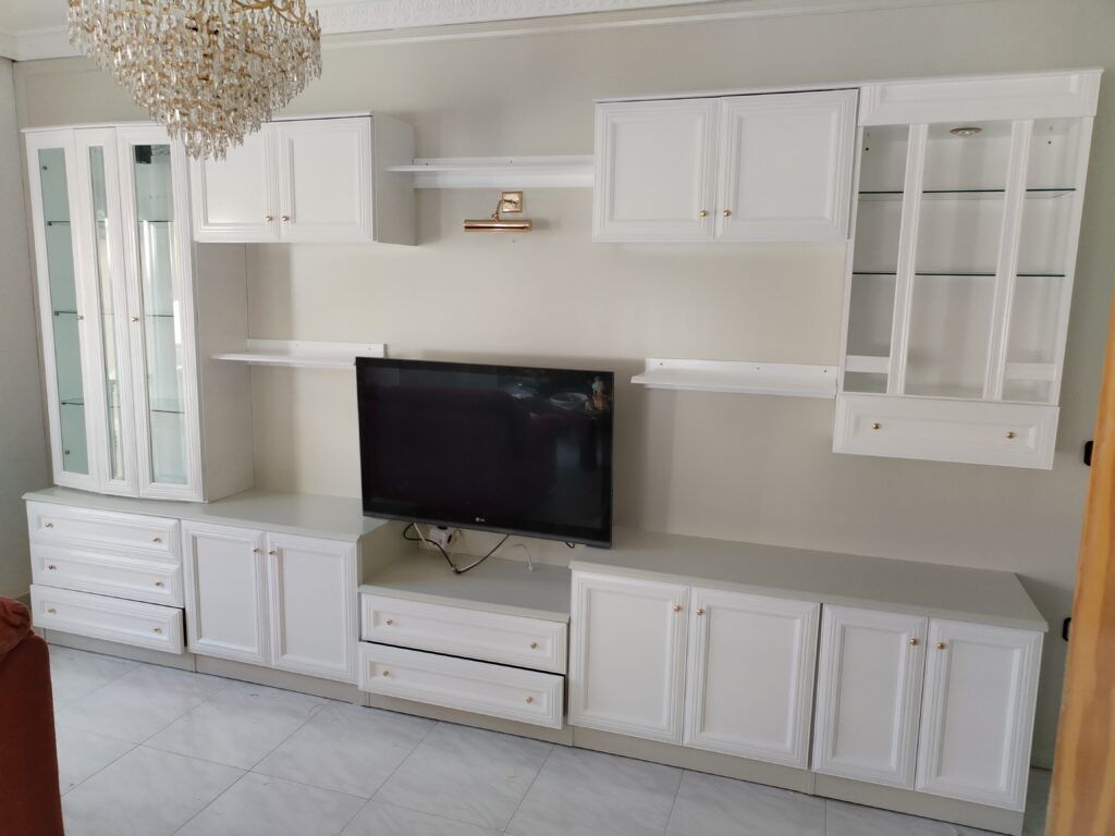 Mueble de salón lacado en blanco, después del lacado