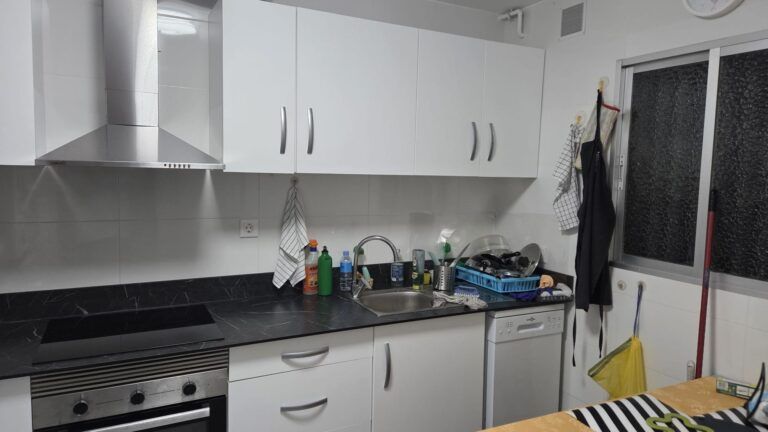Frentes de cocina lacados en blanco por Parquetarima