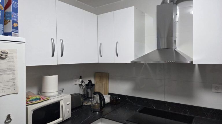 Muebles altos de cocina lacados en blanco en Madrid