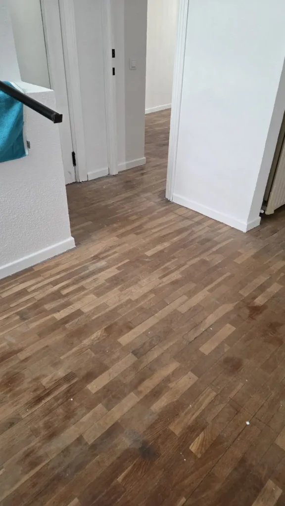 Parquet de roble antes del acuchillado y barnizado – recibidor