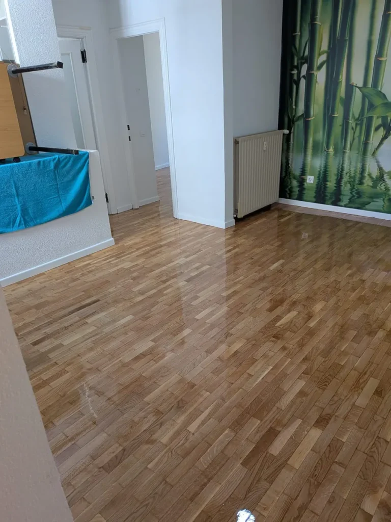 Parquet de roble después del acuchillado y barnizado – recibidor