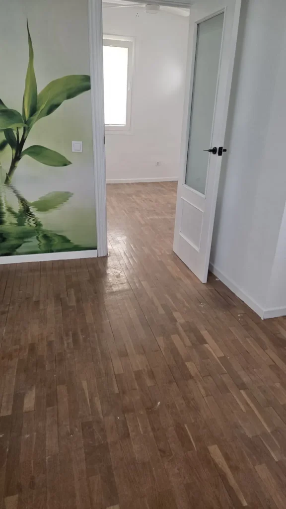 Parquet de roble antes del acuchillado y barnizado – salón