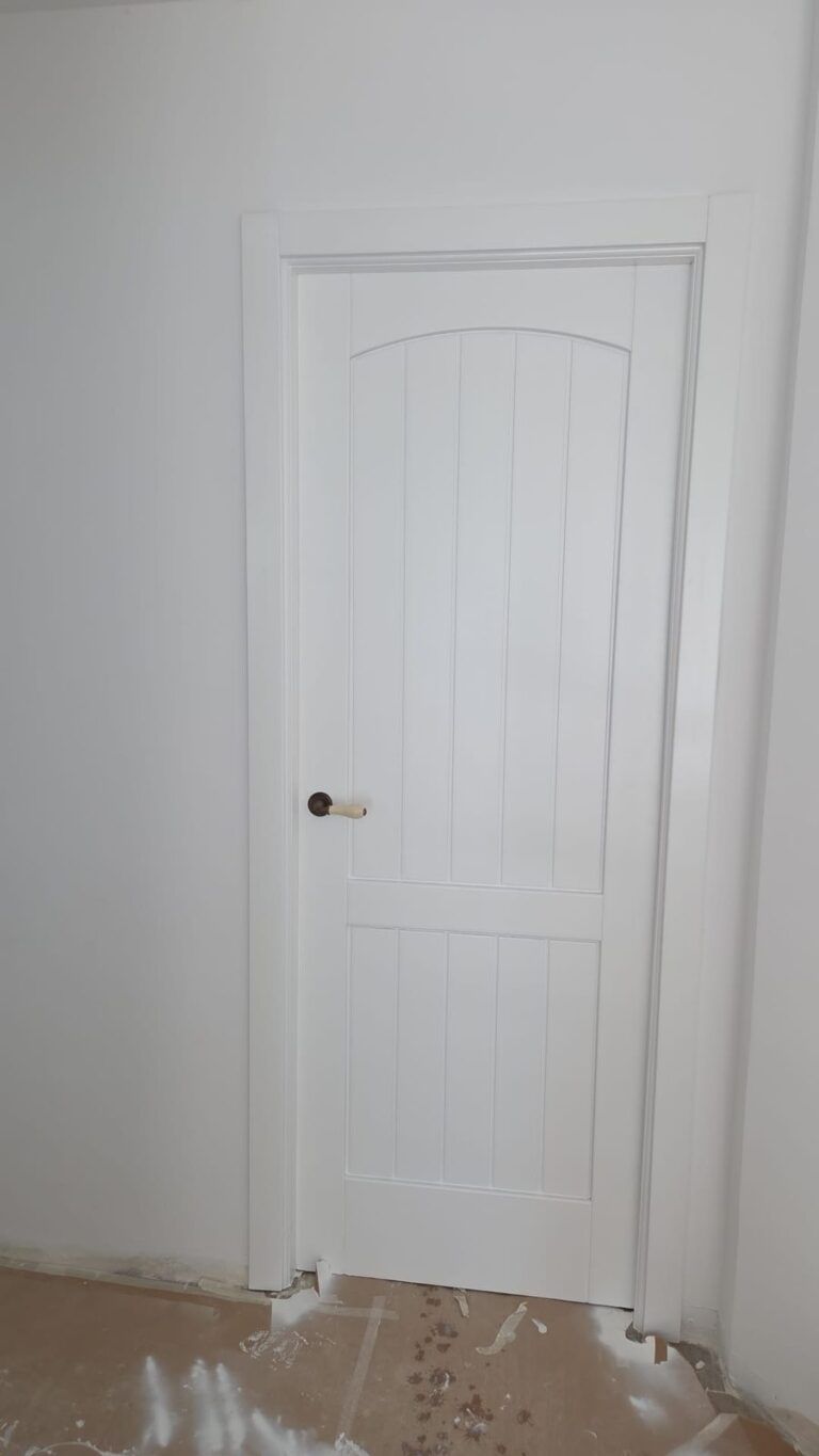 La misma puerta de paso lacada en blanco por Parquetarima en Madrid