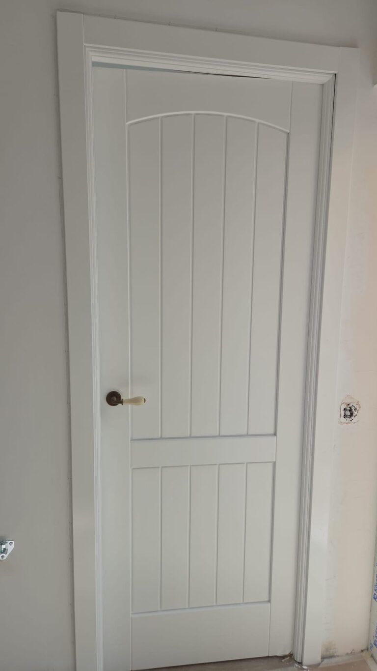 La misma puerta de paso lacada en blanco por Parquetarima en Madrid