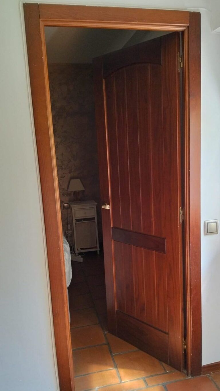 Puerta de paso de sapelli abierta antes de lacar en Madrid