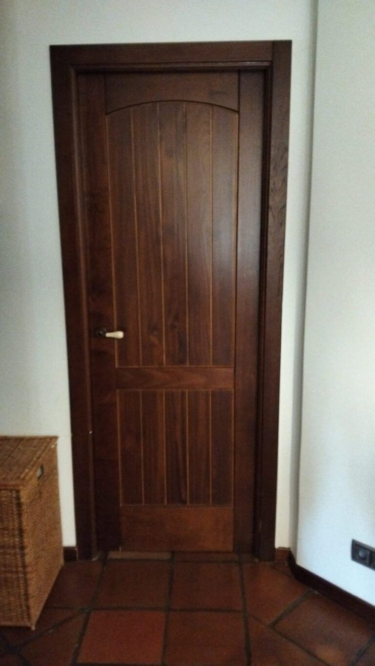 Puerta de paso de sapelli antes de lacar en Madrid